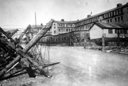 Foto av Allanengen skole, her inngjerdet av piggtråd og pigg