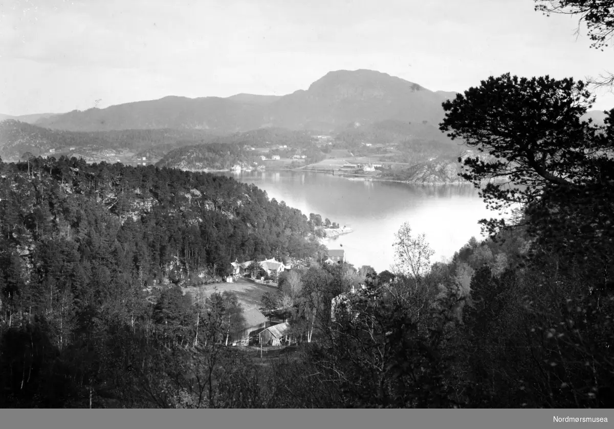 Lurvika  med Aure i bakgrunnen. Bildet er datert 1906, og fotograf er Johan K. Engvig. Fra Nordmøre Museums fotosamlinger.