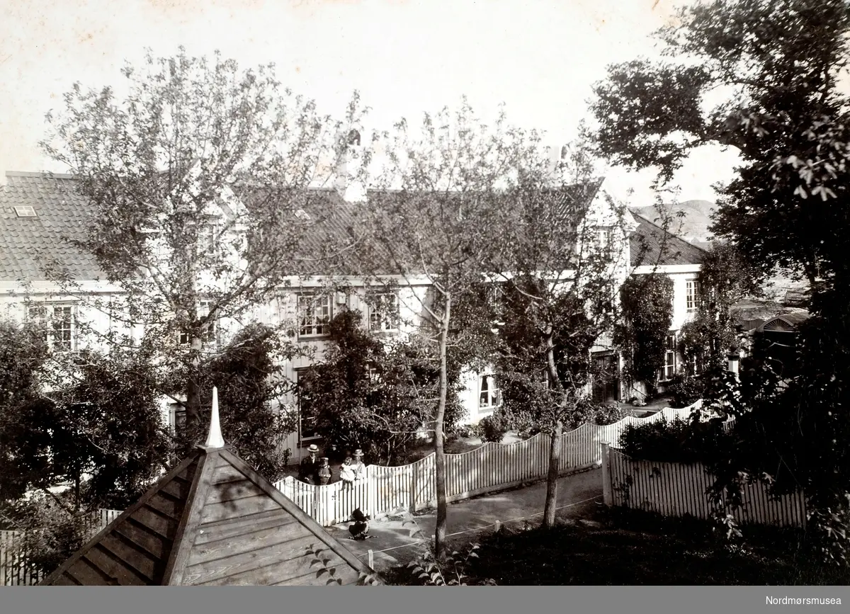 Foto fra Lossiusgården på Innlandet i Kristiansund, omkring 1908. Fotograf er ukjent, men er trolig Ole Olsen Ranheimsæter. Fra Nordmøre Museums fotosamlinger.