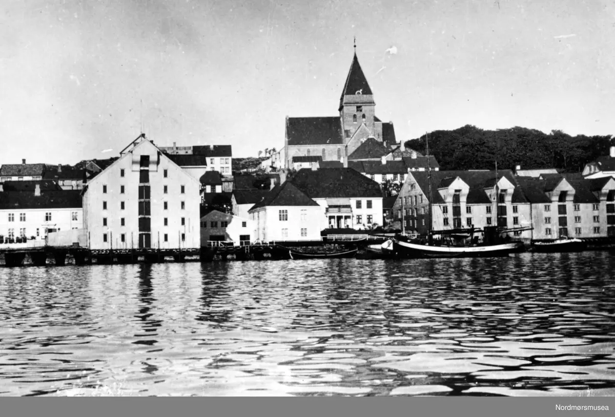 Jubileumsmappe 1742 - 1942 utgitt av Monge Foto, Kristiansund, i 1942.
Omslagsbildet viser Nordlandet tatt fra havna.  Fra venstre ved sjøen.  Krogh-gården, stor brygge, kontorbrygga til Pareliusgården, Pareliusgården med tilhørende brygge.  I bakgrunnen Nordlandets Kirke.  Forran kirken ser en taket av det åtte kantede ? bedehus. (Frå Nordmøre Museum si fotosamling)