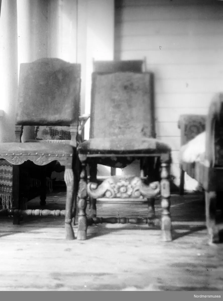 På bildet ser vi to gamle stoler som i 1951 tilhører fru Molla Bruseth. Bildet er datert oktober 1951. Nordmøre Museum.