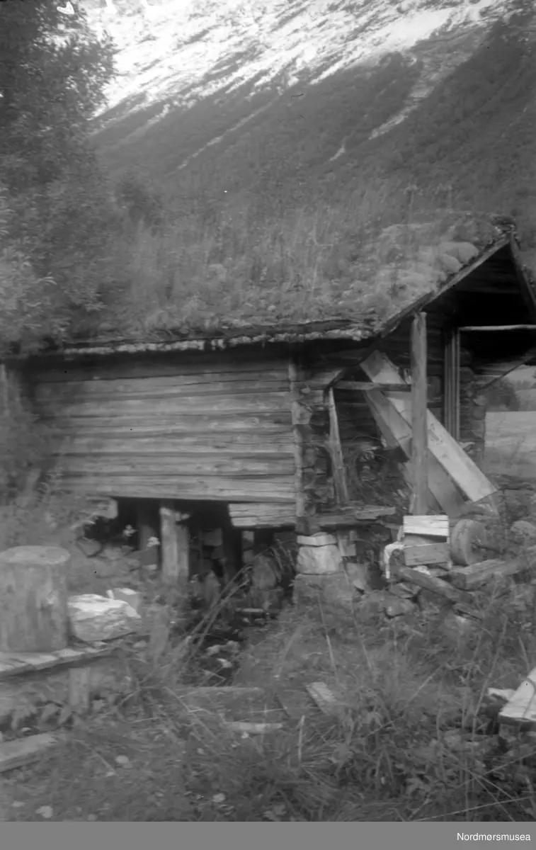 Gammelt nedlagt kvernhus på gården Dalsbø, Ytre (vestre) bruk, eier: Peder Dalsbø omkring 70 år.  Kverna har to kaller.  Om dette se "Notater" bind IX side 158.
(Frå Nordmøre Museum si fotosamling)