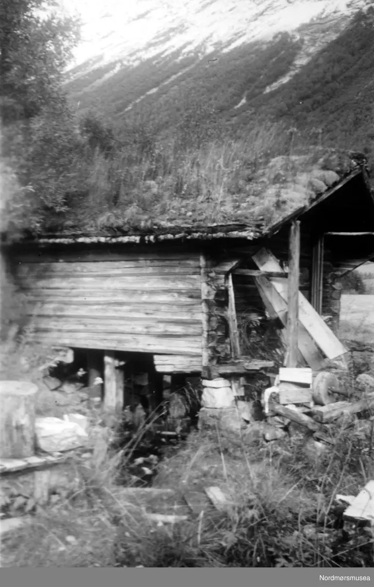 Gammelt nedlagt kvernhus på gården Dalsbø, Ytre (vestre) bruk, eier: Peder Dalsbø omkring 70 år.  Kverna har to kaller.  Om dette se "Notater" bind IX side 158.
(Frå Nordmøre Museum si fotosamling)