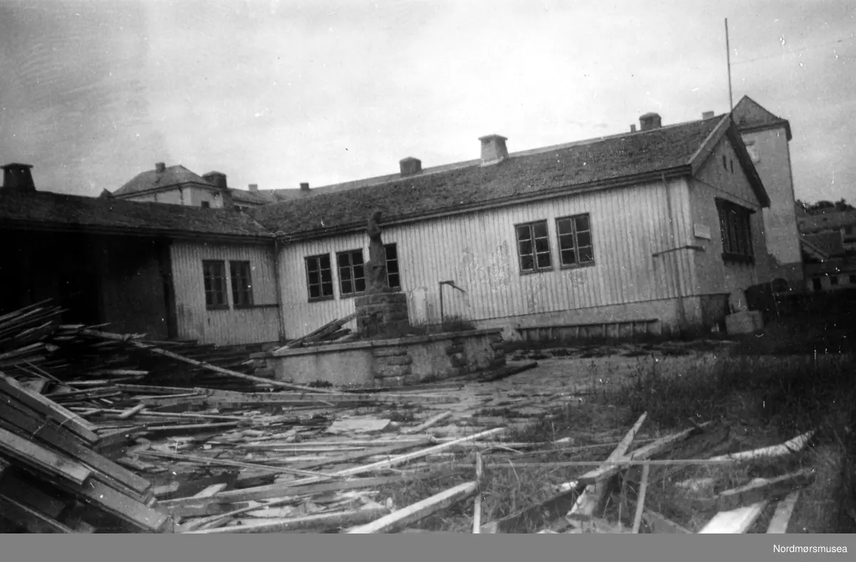 (Frå Nordmøre Museum si fotosamling)
Soldatheimen, velferdshus for de tyske soldater under okkupasjonen 1940-45.  Bygningen opptok hele kvartalet  mellom gatene Guttormsensgate i øst og Nanses gt i vest.  I nord, J. Allansgt., i syd Bendixens gate.  Se grunnplan protokoll billedsamling III.  Inneholdt peisestue, sal, mindre rom, gang med ytterdører til begge sider.  Foran inngang: hellelagt plass med statue.  Statuen var utført av en tysk soldat.  Statuen er i privat eie nå.  
I 1958 ble Metodistkirka ført opp i sørvestre hjørne.
Etter 1945 ble bygningen solgt til byens arbeiderparti som nå (augst 1955) har brukt den til samlingssted, møtelokale og til utleie for byens forskjellige foreninger (basarer og lignende).  Det ble også brukt til offentlig valglokale i den store sal.
I disse dager holder de på å rive den for å gi plass til byggetomter.
Statuen utenfor Soldatheimen ble 31/9 1961 flyttet til foran huset til byingeniør Røkkum i Omveien, Myra.  Statuen er senere flyttet til en annen privat hage.

