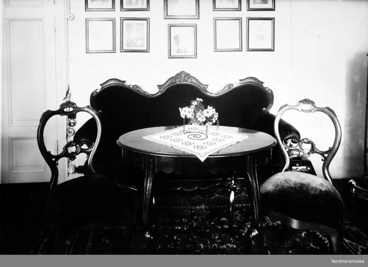 Sofa, stoler og bord fra 1870-årene som tilhørte den avdøde frøken Gyda Heyerdahl i Kristiansund. Fra Nordmøre Museums fotosamlinger. Reg: EFR
