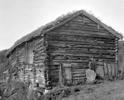 Gammel uthusbygning på Duås, Osmarka.  Østgavlen og sørsida.
