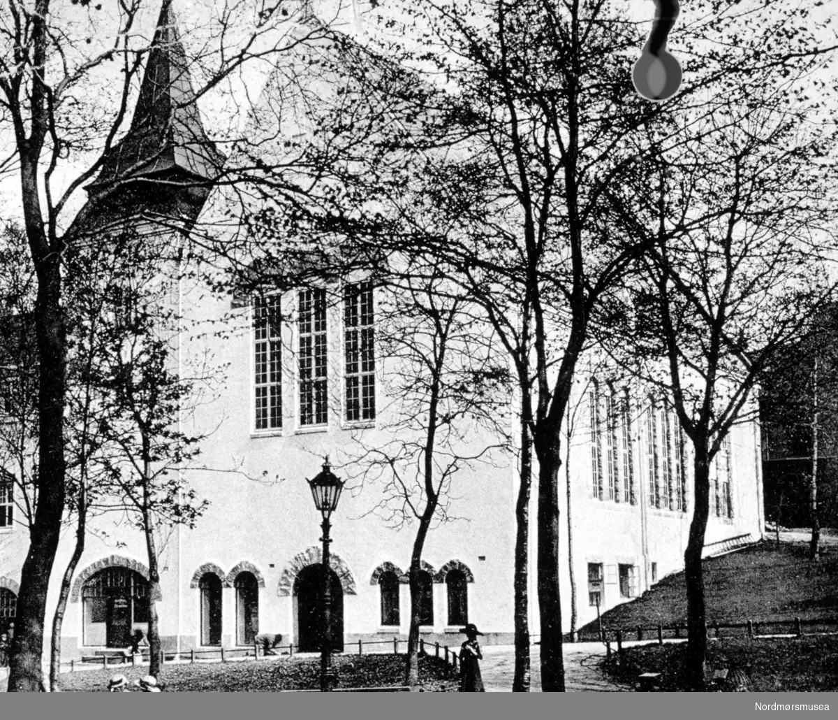 Prospektkort med Det nye bedehus - Kristiansunds Indremisjons murbygg, fra omkring 1912 som motiv. Brant 1940 Fra Nordmøre Museums fotosamlinger.
