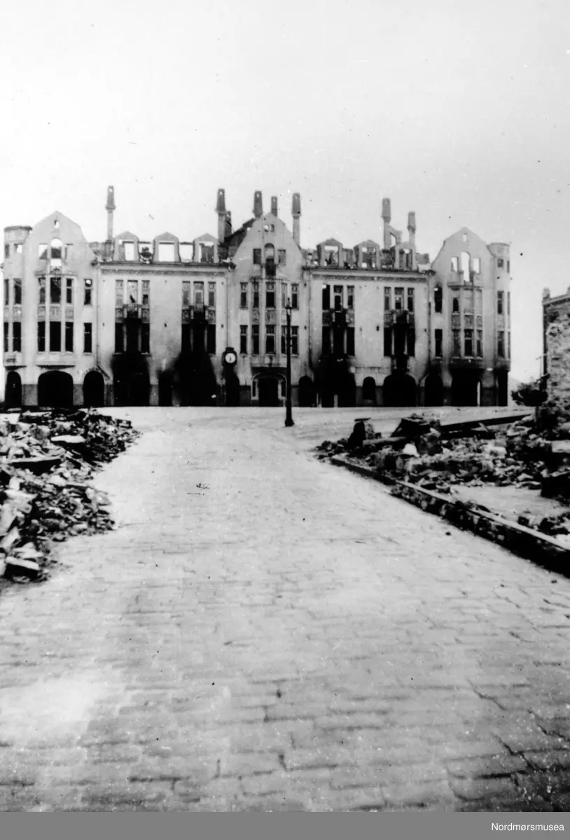 Ruiner på Torvet. Vi ser her ruinene av Grand Hotel etter bombingen av Kristiansund i aprildagene 1940. (Fra Nordmøre Museums samlinger)
