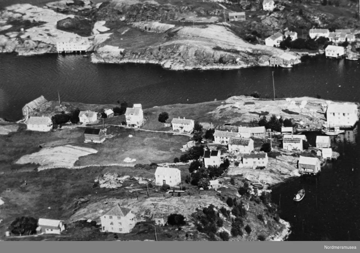 Flyfoto over en del av Flatøya.  Deler av Brattøya i bakgrunnen.

Bilde fra fotoinnsamlinga i Frei kommune 1978-79. Innsamla av Freielever på Nordlandet ungdomsskole og registrert av Ellen Brattøy. Fra Nordmøre Museum sin fotosamling.