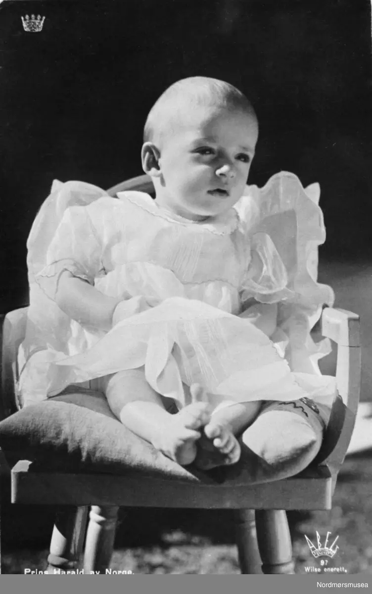 Kongelig foto:  ";Prins Harald av Norge";. Harald V - Norges Konge - ble født 21. februar 1937 på Skaugum i Asker. Han er sønn av Kong Olav V (1903-1991) og Kronprinsesse M&auml;rtha (1901-1954). Da Kong Olav V døde 17. januar 1991, overtok Kronprins Harald som konge (kilde: www.kongehuset.no).
 Bilde fra fotoinnsamlinga i Frei kommune 1978-79. Innsamla og registrert av Freielever på Nordlandet ungdommskole. Fra Nordmøre Museum sin fotosamling. Reg: EFR
