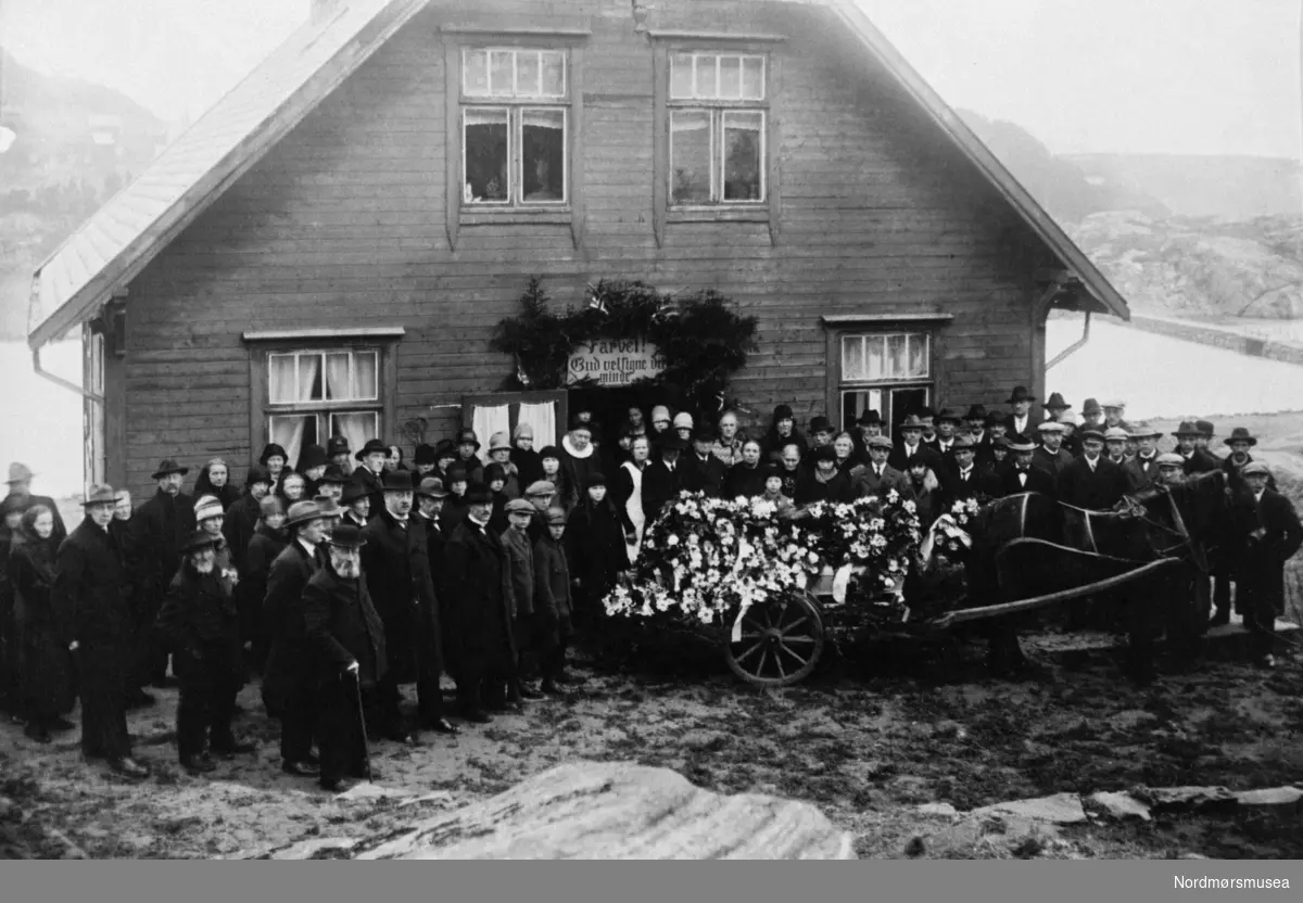 Foto av Rasmus Parelius Schmidling`s gravferd i Lunden, Bolga.  Det er hesten "Sleipner" som er spendt for vognen med kisten.  Prost Hansen forrettet ved begravelsen.  
I begravelsesfølget ser vi blant annet i nederste rekke, nr. 1 fra venstre:  Anders Bolgen, nr. 2 fra venstre:  Olaf Andreassen Bolgen,  nr. 6 fra høyre:   Mikkel Frey.
I andre rekke:  Knut Holten, Nils Schmedling, nr. 4 fra venstre.  I øverste rekke:  Ludvig K. Bolgen.  Ellers en del venner og slektninger fra Frei og Bolga.  Fotograf H. Tollefsen var tilstede.
Bolga har eget gravsted.  Bolga tilhørte Bremsnes kommune den tiden fotoet ble tatt.  Hesten "Sleipner" døde 1920.

 Bilde fra fotoinnsamlinga i Frei kommune 1978-79. Innsamla og registrert av Freielever på Nordlandet ungdommskole. Fra Nordmøre Museum sin fotosamling.