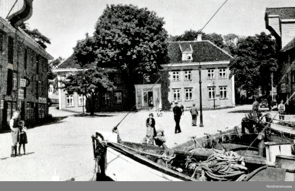 Brodtkorbs Familiegravsted. Alders Hvile, Roligheten. Fosna (seinere Kristiansund) fikk sin første kirke høsten 1709, men brukte kun gravstedet på Bremsnes helt til 1822, selv om kaptein M&uuml;hlenphort tilbød egnet tomtegrunn alt i 1746. På Bremsnes finner vi fortsatt kjøpmannsfamiliene Helsing, Leslie og Miln. Kongen godkjente år 1800 to private gravsteder i byen, for familiene til byfogd og postmester Johan Koren Christie (på Øygarden, ved flyplassen i dag) og til kanselliråd og overveier Hans Rasmus Brodtkorb (Alders Hvile i Roligheten, ved dagens Kirkelandet kirke). I 1811 ble Kaasbøl-gravstedet anlagt i Myra, for den fordums byens rikeste mann og helt, Jens Kaasbøl. Alle disse anla familiegravsteder på landstedet sitt. Byens første ansatte graver var Lars Ivar Bremsnæs (1835-1907). Først fra 1937 fikk graveren fast lønn, da gartner og seinere parksjef William Kristoffersen ble ansatt.

huset tv står fortsatt 2010

(Fra Nordmøre Museums fotosamlinger.)
