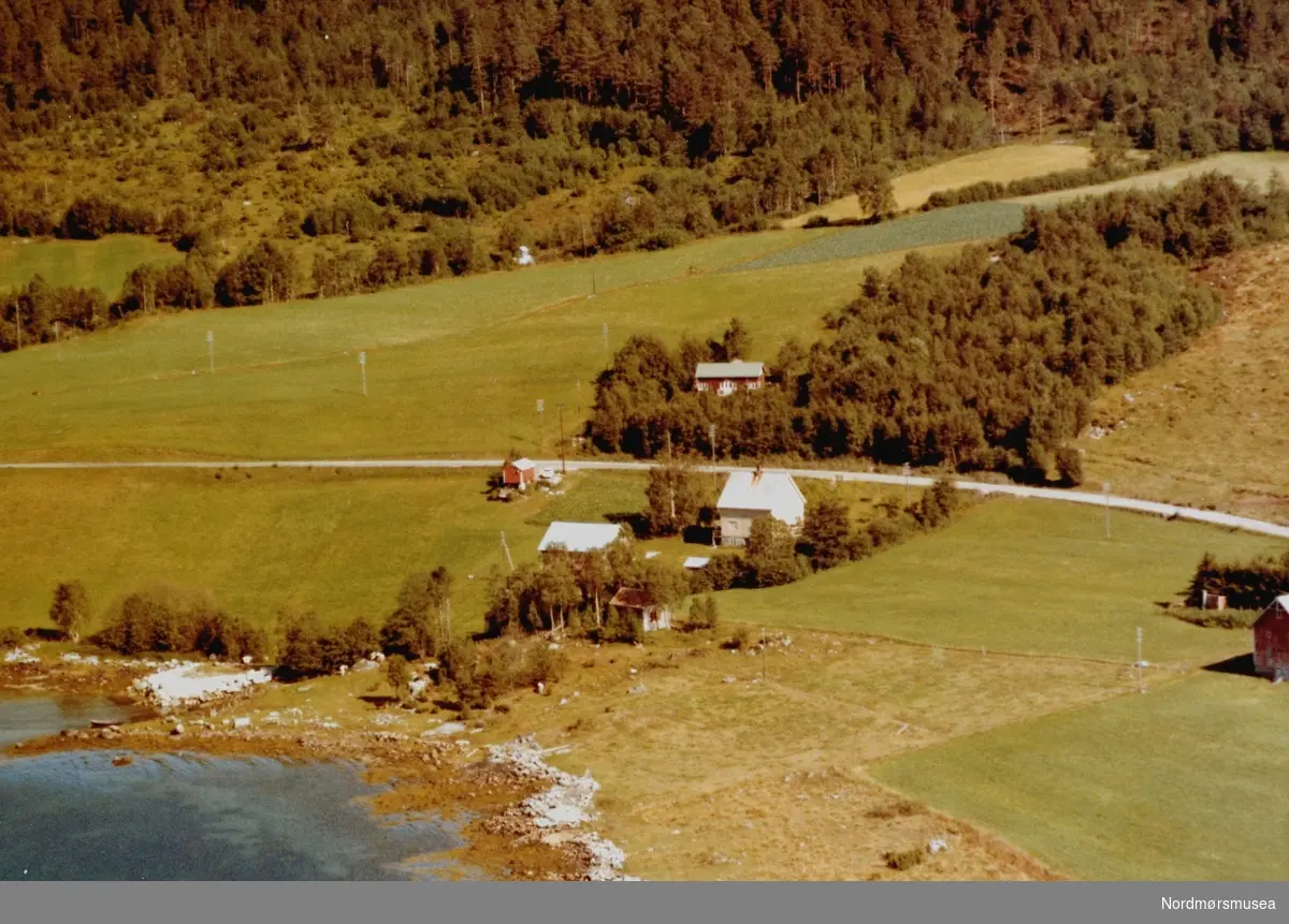 Flyfoto fra Liaskog på Meisingset. Bildet er datert 30. juli 1963, og fotograf er Widerøe's Flyveselskap a/s. Fra Nordmøre Museums fotosamlinger.
