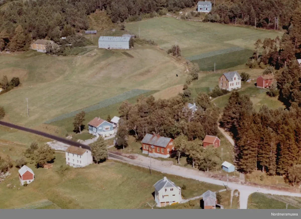 Flyfoto fra Gyl i Tingvoll kommune. Bildet er datert 30. juli 1963, og fotograf er Widerøe's Flyveselskap a/s. Fra Nordmøre Museums fotosamlinger.
