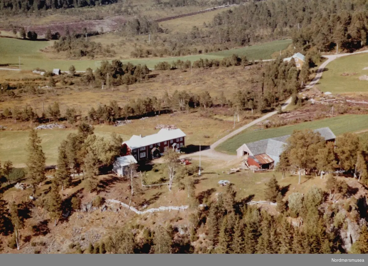 Flyfoto fra Nedhaugen, trolig på Øydegard i Tingvoll kommune. Eier av gården var Henrik Ulset, men per 1992 hadde sønnen Nils tatt over driften av bruket sammen med sin kone Svanhild. De barna Are og Joar. Bildet er datert 30. juli 1963, og fotograf er Widerøe's Flyveselskap a/s. Fra Nordmøre Museums fotosamlinger. /Reg:EFR2013/
