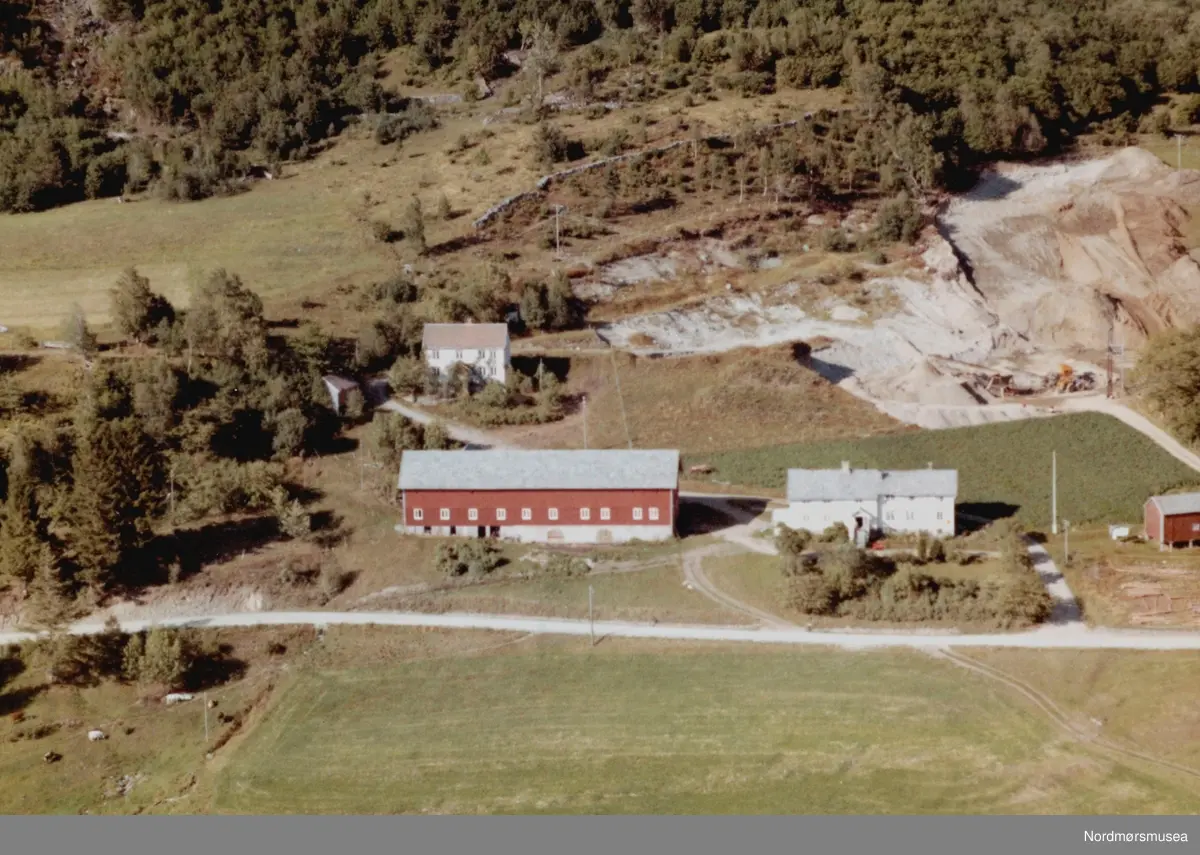 Oddvar het Kanestrøm og ikke Kanestraum til etternavn. 
Barn nr fire av Solbjørg og Oddvar heter Annik og ikke Annie. 
Olina Fløystad Kanestrøm bodde fra 1975 til 1985 i det som kalles i følge skjøtet « Den i Kapellbakken stående stuebygning», og ikke i Kapellet. 
Ingen vet hvor kapellet stod, men navnet Kapellbakken tyder på at der har vært et kapell der. Døren fra kapellet ble gitt Straumsnes bygdemuseum av Oddvar Kanestrøm, og den døren befinner seg fortsatt på museet. Døpefonten fra kapellet var av kleberstein, den ble gitt til Nordmøre museum av Efraim Kanestrøm før Kristiansund brant.
Jørgen Strømsvåg fant et gravsted på Svebakken under pløying der, og i følge det Olina Kanestrøm fortalde meg, så lå de begravde slik at «så» mot Øvermarkene på Kanestrøm vestre der man den gang antok at kapellet lå. Av den grunn trodde eller mente de at gravstedet på Svebakken hørte til kapellet. Kanestrøm vestre, samt Kanestrøm østre og Skeidsvollen er det som i sin tid utgjorde hovedbølet til Kanestrøm gods. 
Dagens eiere av Kanestrøm vestre er Oline Kanestrøm og Kjell Ronny Bergsbakk. 
De har barna Safa, Ronja Olin og Sol Evina.  (Info fra Solbjørg Kanestrøm 2018). -- oppr. tekst: 


Kanestraum i Tingvoll kommune. Per 1992 er det Oddvar Kanestrøm, gift med Solbjørg Jonsdatter Kvisvik, som driver gården. Han er sønn av Efraim og Olina Kanestraum, mens Oddvar og Solbjørg har sammen barna Efraim, Jørn, Oline og Annik. På gården ble det tidligere drevet postkontor. Kanestraum godset var i middelalderen hovedgården i Straum, med adelslekten Kane. Ei dør fra gårdens 
kapell fins på Straumsnes bygdemuseum. 
 Bildet er datert 30. juli 1963, og fotograf er Widerøe's Flyveselskap a/s. -- Kommentar 2018 fra Nils Jørgen Strømsvåg: Kapellet på Straum er det ingen som vet hvor sto, og gravplassen var ikke på øversiden av gården, men på grunnen der gården Svebakken ligger i dag.  - Fra Nordmøre Museums fotosamlinger