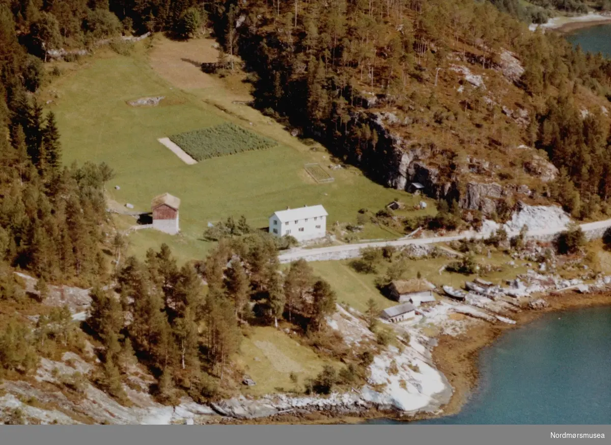 Flyfoto fra Surnadal kommune. hvor vi ser mot Nordvikstranda. Nausta tilhører muligens (per 1992) Ingvald Gjelnes. Bildet er datert 31. juli 1963, og fotograf er Widerøe's Flyveselskap a/s. Widerøe, flyfoto, våninghus, brygger, naust, jordbruk, gårdbruk, natur, strandlinje, Nordvikstranda, Fra Nordmøre Museums fotosamlinger. Tilleggsopplysning: Vi ser ikkje mot Nordvikstranda, men småbruket Gjeldnesnaustan.

(Informant: Ragnhild Ansnes Moe.)
