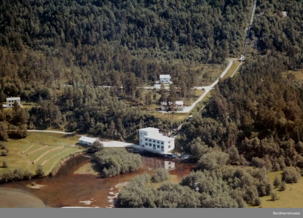 Flyfoto av ";Reinset Kraftstasjon"; i Ålvundfjord, Sunndal kommune. Bildet er datert 31/7-1963. Fra Nordmøre Museums samlinger.



