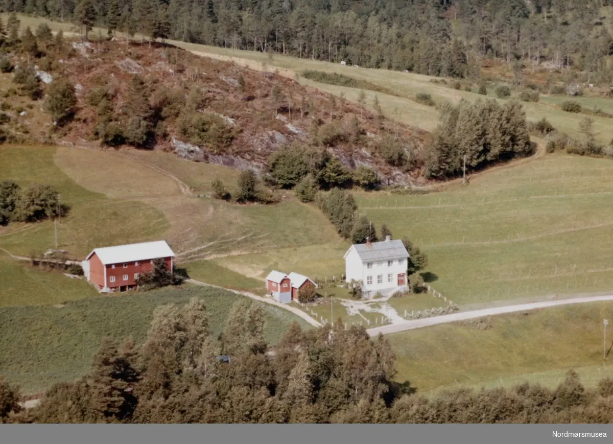 Flyfoto av "Skolen" på Kvande i Surnadal kommune. Bildet er datert 31. juli 1963. Fra Nordmøre Museums samlinger.