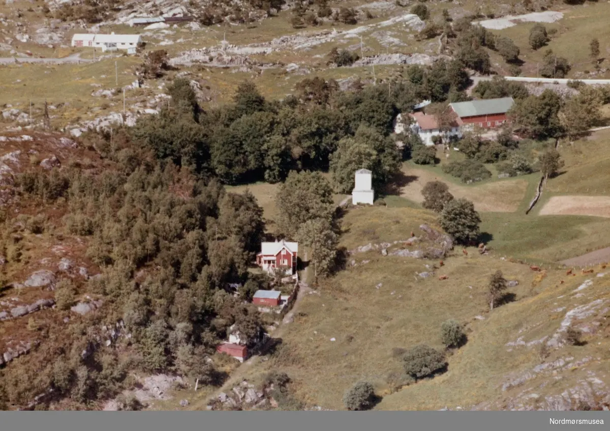 Flyfoto fra Nordland i Kristiansund. Da dette bildet ble tatt bodde Brødrene Mørk i dette området (?). Bildet er datert 11. juli 1962. Fra Nordmøre Museums samlinger. Reg: EFR
