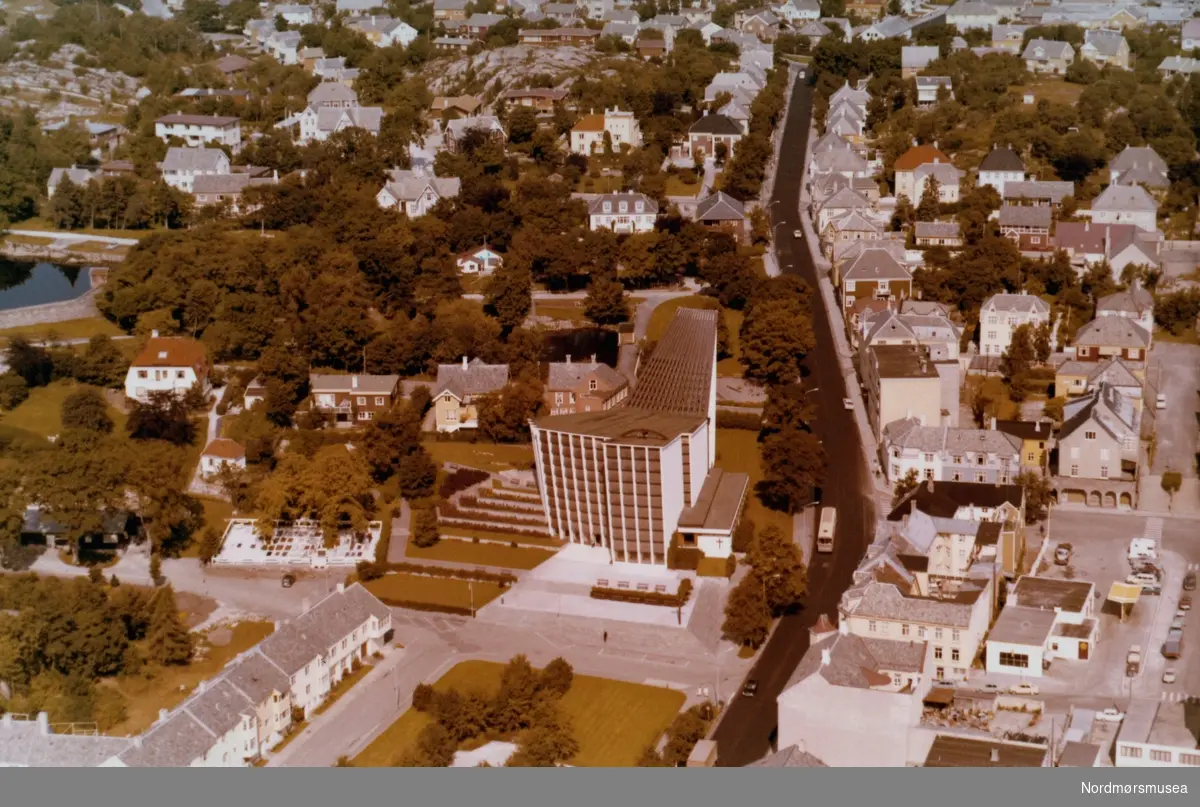 Flyfoto fra Kirkelandet kirke i Roligheten på Kirkelandet i Kristiansund. Bildet er datert 1970.03.08. Widerøes reg. nr. er 204522. Fra Nordmøre museums fotosamlinger. Reg: EFR
