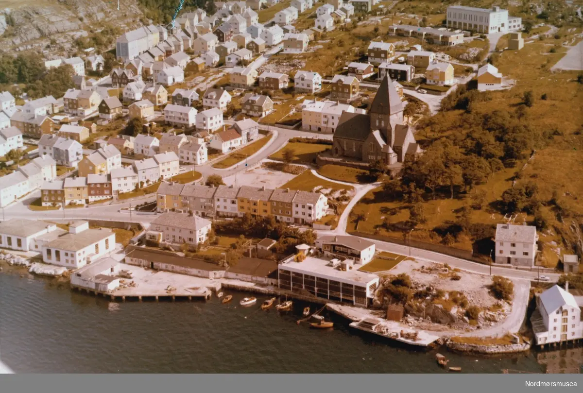 Flyfoto fra bl.a. Nordlandet kirke på Nordlandet i Kristiansund. Bildet er datert 1970.03.08. Widerøes reg. nr. er 204528. Fra Nordmøre museums fotosamlinger. Reg: EFR
