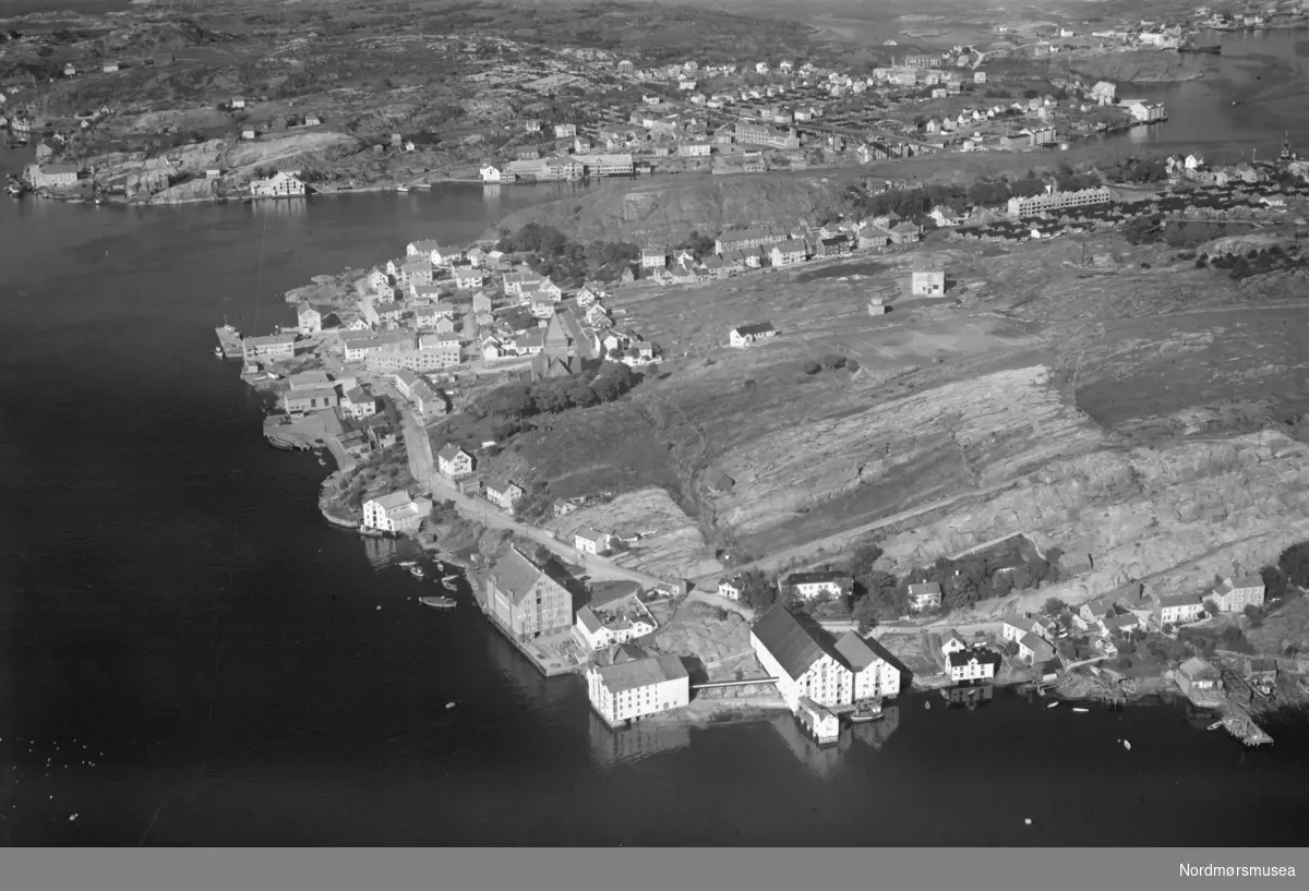 Nordlandet i Kristiansund, . Gomalandet  i bakgrunnen (info: 
Arnfinn Herkedal) -

 Fotograf er trolig K. Haugen, Widerøes flyveselskap as, mens dato sannsynligvis er 19.07.1965. Fra Nordmøre museums fotosamlinger.