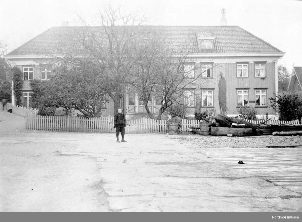 Johnsengården nederst i Ner-Vågen, Kristiansund. Fra Nordmøre museums fotosamlinger. EFR2015
