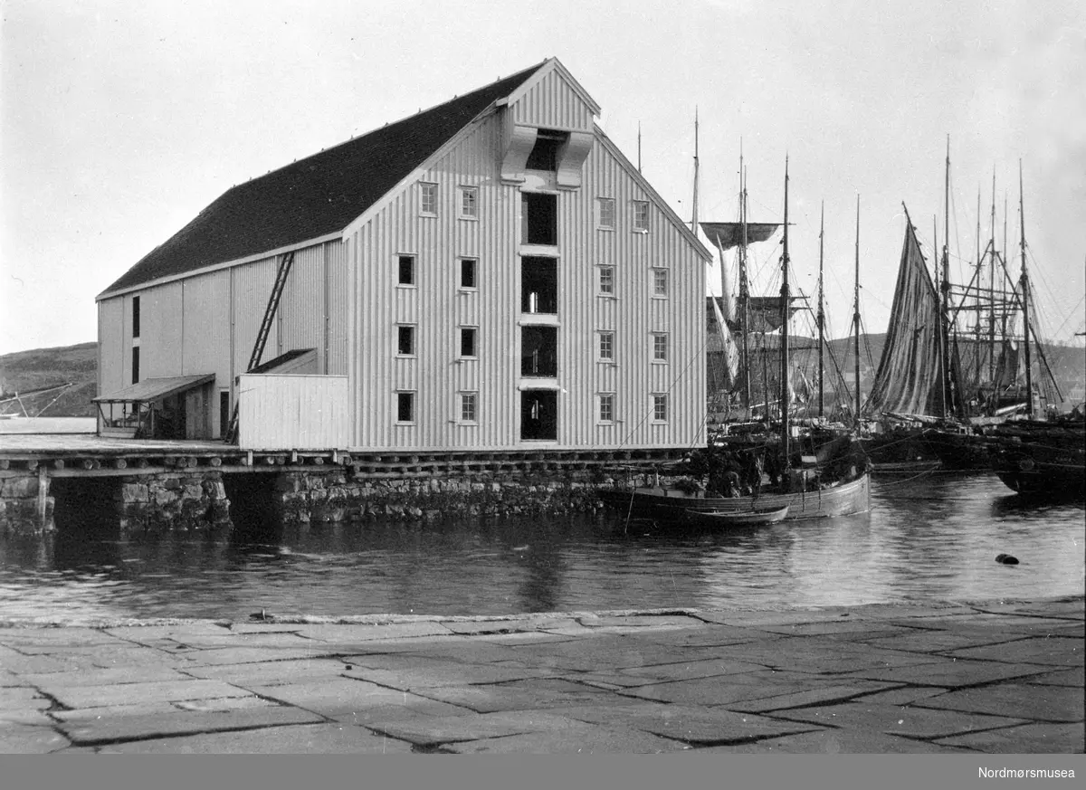 Werringbrygga på Werringholmen på Kirkelandet i Kristiansund. I dag er holmen en del av Devoldholmen. Seil, slofart. jekter. Fra Nordmøre museums fotosamlinger.
