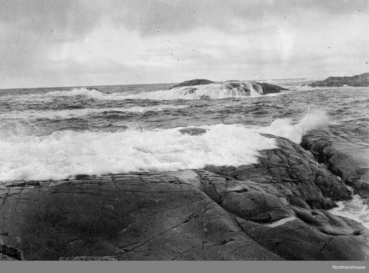 Holmer og skjær utenfor Kristiansund. Fra Nordmøre museums fotosamlinger. EFR2015
