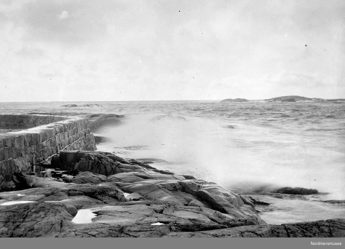 Holmer og skjær utenfor Kristiansund. Fra Nordmøre museums fotosamlinger. EFR2015
