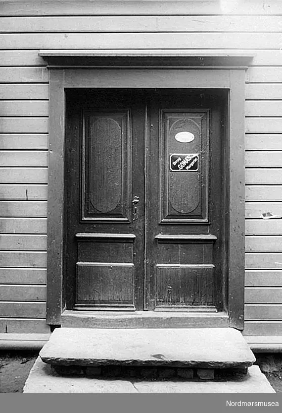 Baker Jorfalds hus i Hollendergata 4-5, matrikkel nr 12, foto 1908.
Hoveddøra har lengderifler i fyllingene, som er påfestet, ikke innfelt.  Husdørene var allerede utrangert og overtatt av museet.  Eieren av huset sier at W. Christie i sin tid fortalte ham at hans bestefar, kanselliråd Christie, bygde huset.  Merk margarin-reklamen. -- Lund-samlingen, 
";Bolighus i Storgata med matrikkel nummer 452."; Bildet er datert til 1909. Fra Nordmøre museums fotosamlinger.