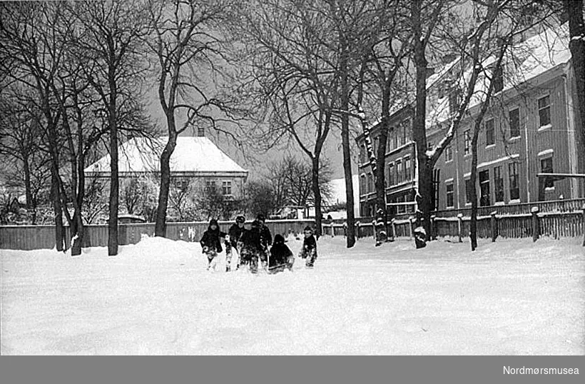 Christiegården. Allanhagen og reperbane foran, 1905. 
Reperbanen i Vågen hørte til Fosna gård og ble utvidet 1778 av Daniel Bendix Neumann. Markedet var lokale fiskere, ikke større fartøyer, fordi disse gjerne kjøpte tau utenlands. Den overbygde delen av banen var 150 alen lang, dvs.  nesten hundre meter.  --- 
Katalog over bilder av eldre gateparti, bygninger og bygningsdetaljer i Kristiansund. Bildene er bekostet av Det Kulturhistoriske Lag (DKL)og med bidrag av Kristiansund Sparebank og fru Caroline Knudtzon. Ført i protokoll av overlærer Wilhelm Lund. Foto hovedsakelig utført av fotograf Ole Olsen Ranheimsæter dersom ikke noe annet er anført. Tegninger utført av billedhugger J. Johnsen og Ole Ranheimsæter. DKL - er en forløper for Nordmøre Historielag, i tett samarbeid med Kristiansunds museum. Nr. 82 bakgrunden sees parti av "Christiegaarden", hovedbygningens fasade med foranliggende have. På billedet sees de til "Allanhaven" (jfr. nr. ) hørende galger. Fot. Av O. Ranheimsæter 1905. x) Seinere sirkusplass, tivoli, torghall. Fra Nordmøre Museum sin fotosamling.