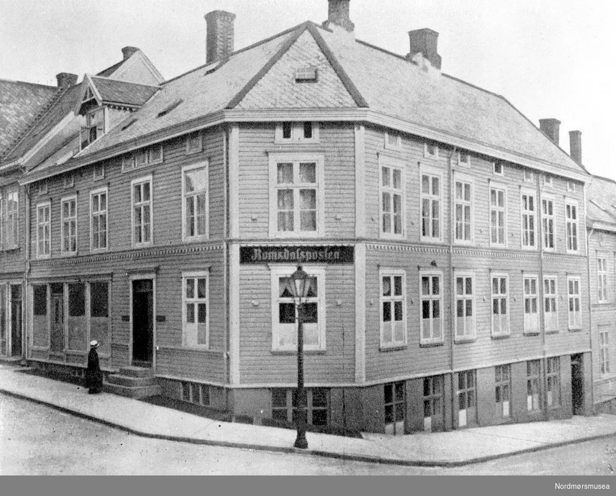 Fra Romsdalspostens forretningsgård på Kirkelandet i Kristiansund. Datering er usikker, men muligens omkring 1928. Fra Nordmøre museums fotosamlinger. EFR2015