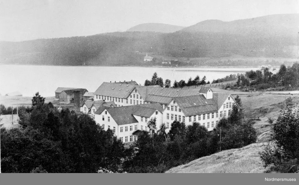 A/S
Tingvoll ullvarefabrikk. Startet av I. A. Grimsmo i 1898. Datering er ukjent, men trolig omkring 1928. Fra Nordmøre museums fotosamlinger.
