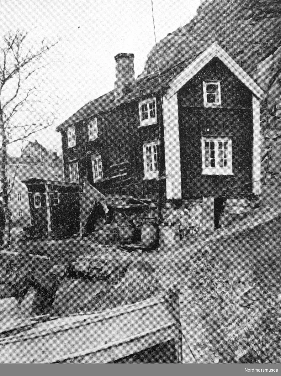 "Hegerberget"; et lite våningshus beliggende i Freiveien 26. Huset ble revet ca. 1968 av Kristiansund kommune.
Fra Nordmøre museums fotosamlinger.

Tileggsinfo fra Birgit Hoem: "Rundt 1837 flyttet min tippoldefar Knut Olsen Garberg fra Meldal til Kr.sund. 1. juli 1847 kjøper han Hegerberget (matr. 195) av fisker Rasmus Hegerberg. Det ble oppført rundt 1770 og lå under Fosna gård. Knut bygget på huset pg flyttet hit med familien. Eiendommen besto av fem bygninger, jfr. E. Pettersen kart over byen fra 1854. I FT 1865 er han oppført som Knud Olsen Hægerberg. Datteren, min oldemor Marie Emilie Knudsdatter Garberg giftet seg først med styrmann Bernhard Fostervold. De bodde i huset i 1860-årene. Fostervold omkom i forlis. Enken giftet seg 1868 med Johan Martin Brechan. De nygifte bodde en tid i huset. Enken etter Knut Garberg, min tippoldemor Marit Olsdatter Bogevold bodde i 2. etasje, var huseierske og drev med 'bondelogi'. Her var det overnatting for sjøfolk og andre samt skjenkestue."