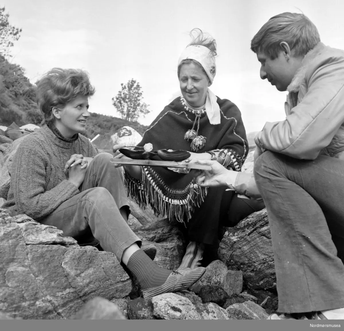 Bilde i forbindelse med en reportasje i Aftenposten om skjellsanking og fiske mm. Se brev 261/84. Arkiv nr. 44. Bildet er datert juni 1971. Nordmøre Museums fotosamling