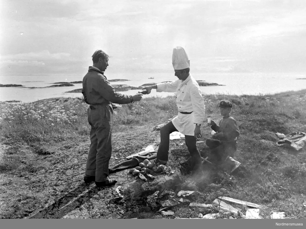 Aftenpostens reportasje . serie. (Fra Nordmøre museum si fotosamling)