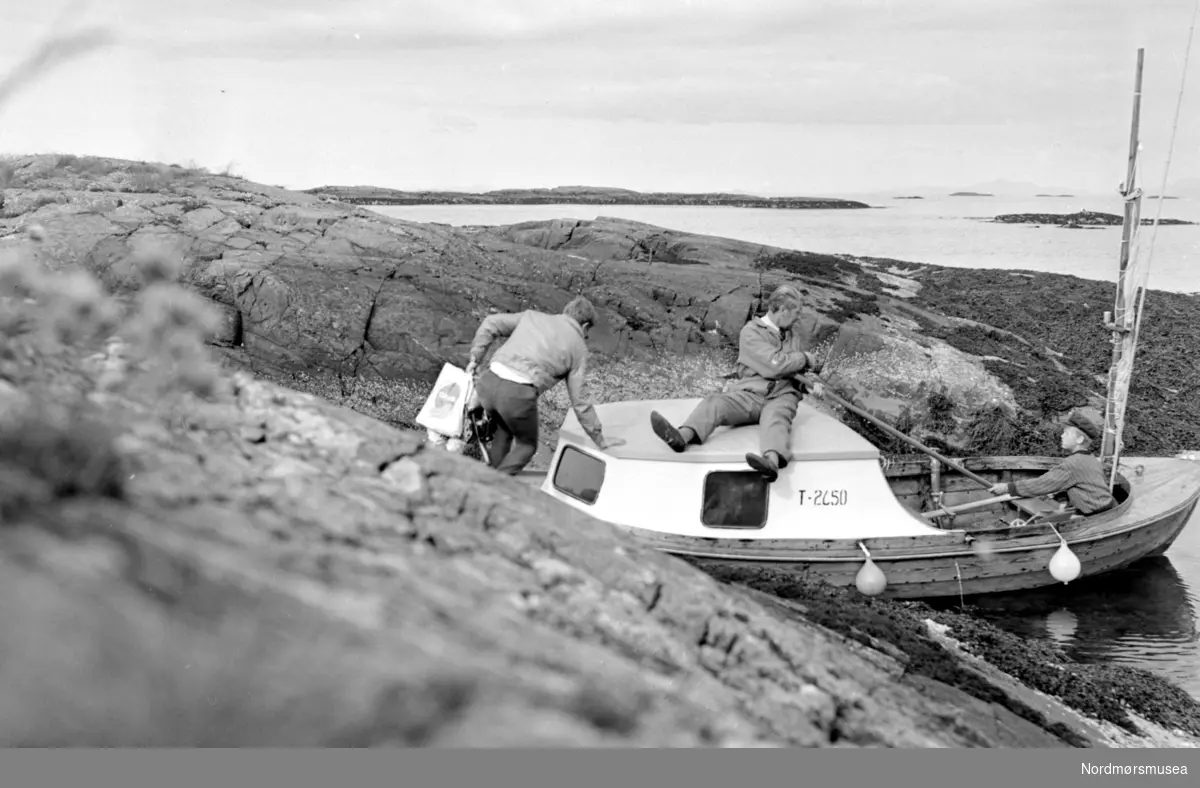 (Fra Nordmøre museum si fotosamling) serie - Aftenposten på Tustna? Motorbåt med kjennemerke T-2650 med to mann og en gutt ombor har ankret opp på Inngripan innenfor det gamle fiskerværet Grip.
 Kristiansund ligger ca. 45 minutters kjøretur med motorbåten sør øst for Inngripan.

Turen med båten fra
Inngripan til Grip var ca. 15 mimutter utover.
