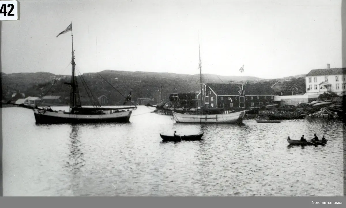 Fra Strandgården på Gomalandet omkring 1910. I forgrunnen ser vi jakten Moder.  Ei «jakt» er en bred, liten og hurtigseilende plattgattet frakteskute med én mast. Jaktene hadde klyverbom og gaffelrigg med gaffelstorseil, toppseil og to eller tre forseil (fokk/klyver og eventuelt jager). Den hadde også som oftest en såkalt breifokk, et råseil med råa om lag ved gaffelkloa. Betegnelsen jakt har sin opprinnelse i det hollandske uttrykket jacht eller jachtschip, som henviser til en hurtig seiler. Ordet er også opprinnelsen til det engelske uttrykket yacht, selv om denne betegnelsen beskriver en helt annen fartøytype – et større lystfartøy. Jaktene ble først og fremst bygget som  hurtigseilende frakteskuter for fjorder og nære kyststrøk, men større, nybygde jakter kunne også settes i fart over Atlanterhavet. Slikt visste alle Kristiansundere den gangen! -- Fra Strandgården på Gomalandet omkring 1910. I forgrunnen ser vi en jakt Moder ombygd omkring 1971/72 til 3 mastret ";spansk koff"; med høy ruff, for Albert Seidl. Engelskmann. Brukt til jordomseiling. Fra Nordmøre Museums fotosamlinger.