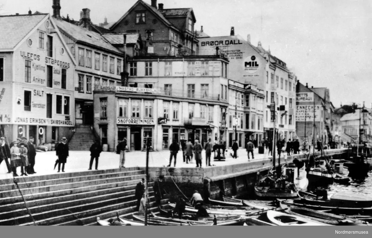 Fisktrappa på Vågekaia i Kristiansund.  Byfiskerne er kommet med fangst.  Vi ser at omsetningen av fisken er i gang nede i fisktrappa.
(Fra Nordmøre Museums fotosamlinger)