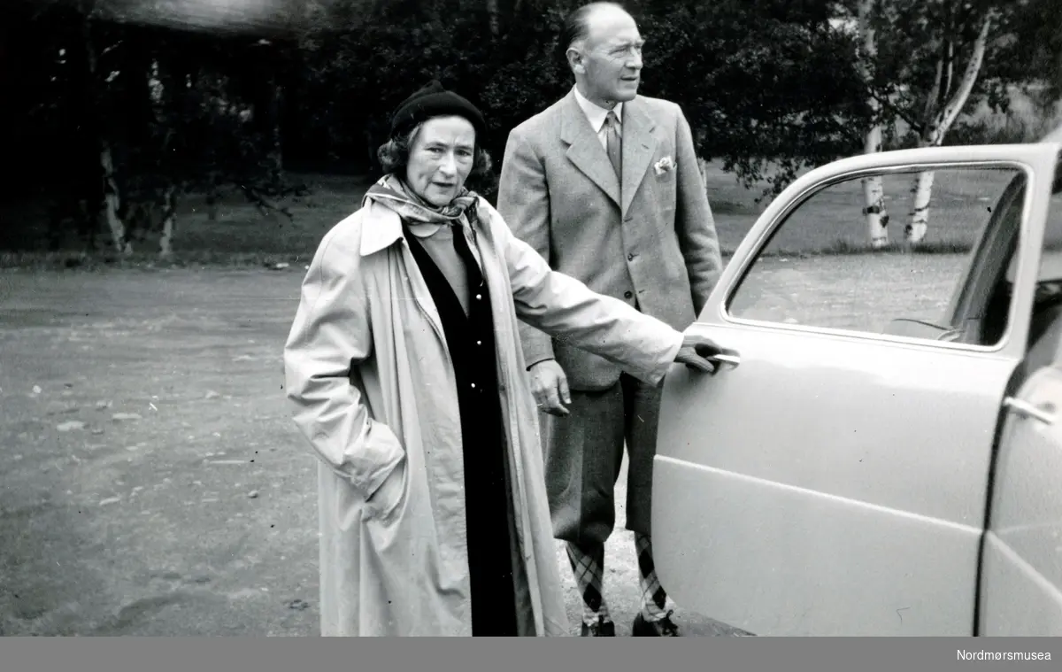 Foto sannsynligvis av ekteparet Fasting, her ved bilen sin. Fotograf er sannsynligvis noen fra Fasting familien. Fotoserie. Fotografier gitt til Nordmøre Museum fra Kate og Kristian Fastings arvinger per 1986. Fra Nordmøre Museums fotosamlinger.