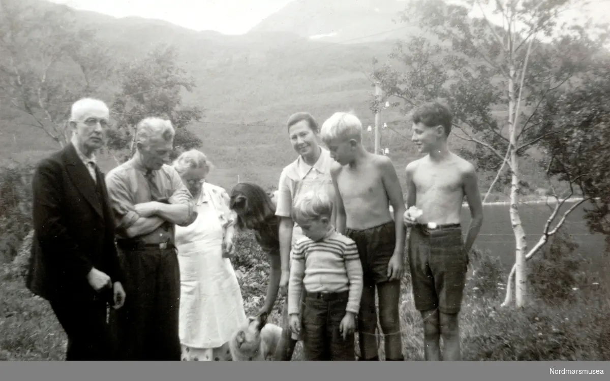 Tekst: ";Like nedenfor trappen. Aug. 1947";. Trolig et familiebilde fra familien Fasting, ukjent hvor. Trolig i Møre og Romsdal. Fotograf er sannsynligvis noen fra Fasting familien. Fotoserie. Fotografier gitt til Nordmøre Museum fra Kate og Kristian Fastings arvinger per 1986. Fra Nordmøre Museums fotosamlinger.
