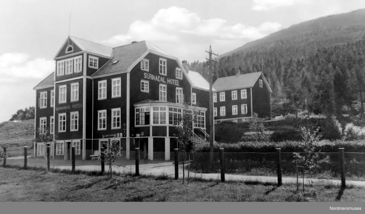 Postkort: "Surnadal Hotel." På bildet ser vi Surnadal Hotell, Skei. Her stoppa bussen til Trondheim opptil en time. Fra Nordmøre Museum si fotosamling.