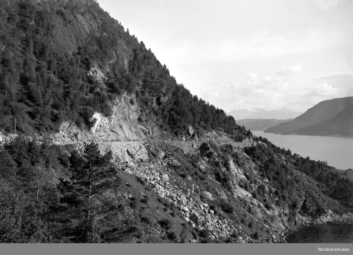 Parti fra veien Kvisvik - Gyl i Tingvoll kommune, hvor vi trolig ser fra byggingen av landeveien. Dato er trolig 1931 og fotograf er Georg Sverdrup. Se også KMb-1987-005.3741. Fra Nordmøre Museums fotosamlinger.



