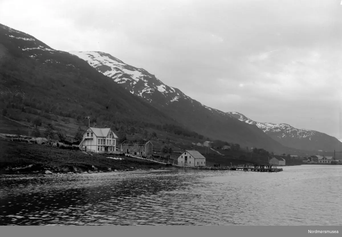 Bildet må trolig være tatt mellom 1900 og 1910. Huset mitt (Minde) er bygget i det tidsrommet. Ligger rett over det gamle hotellet. Ser ut som 
tomta er påbegynt på bildet. (info: Bjørn Arild Midtsæter).  

Batnfjordsøra i Gjemnes. Søraustre sida av fjordbotnen. Det kvite huset nærast var hotell, seinare aldersheim. Husa på garden Nåstadøra oppi bakken attafor. Ved kaia lengst bak var det ei tid hermetikkfabrikk. Info: Lars Brubæk. 
Fra Nordmøre Museum sin fotosamling