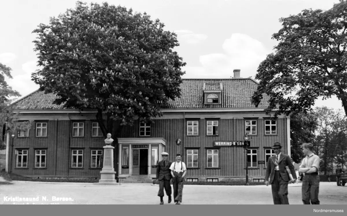 Johnsengården med Christie bysten. Børsen holdt til her. Werring &amp; co. osv.

Her ble vår første stortingspresident Wilhelm Frimann Koren Christie født 7. desember 1778
 - i Johnsengården i Kristiansund. Døde i 1849. Han var utdannet cand. jur i 1799 og ble sekretær i det danske kanselli 1801-1808. I 1809

vendte han tilbake til Norge som sorenskriver i Nordhordaland med bosted i Bergen. President Christies gate er

tverrgate til Langveien og fører bort til Christiestøtten.Foreldrene var opprinnelig fra Bergen. Faren Johan Koren

Christie var postmester. De eide en engløkke i området ved dagens Tollinspektør Flors gate/Flintegata. Den ble kalt

Christie Minde. Familien hadde landsted og eget gravsted på Nordlandet. Han møtte som første representant fra &laquo;Bergen byes deputerede&raquo; til Riksforsamlingen på Eidsvoll 17. mai 1814. Christie var formann i komiteen under forhandlingene med Sverige, og har fått hovedæren for bevaringen av Norges selvstendighet i unionen. Han hørte til selvstendighetspartiet. Christie- og Brodtkorbgården er to av de få bygningene i sentrum som sto igjen etter

bombingen i 1940. Christiegården
ble bygd i 1835 av Eilert Christie, bror til stortingspresidenten.

Christie tilhørte &laquo;Quodlibet&raquo;, en krets av ledende menn med politiske og litterære interesser. I mars 1814 holdt disse flere debattmøter over selvstendighetsspørsmålet og planene om en norsk grunnlov. Christie deltok ivrig og gjorde seg til talsmann for en konstitusjonell styring etter amerikansk, engelsk og fransk mønster. Wilhelm Frimann Koren Christie var stortingspresident i 1815 og tidvis i 1818, der han bidro til å innføre en stabil konstitusjonell praksis.

Christie var sterkt engasjert i kulturhistorie og arkeologi, og var en av Bergen Museums grunnleggere. Hans statue står foran Bergens museum, som han arbeidet for gjennom mer enn 20 år. Det er også en statue av ham på Løvebakken foran Stortinget, laget av Kristian Blystad. Han har også minnesmerke i Bergen. En periode var han også

avbildet både på 100- og på 1000-kroneseddelen i Norge sammen med admiral Tordenskjold. Wilhelm Frimann Koren Christie ble 71 år. Han døde i 1849. Christie var ugift og hadde to sønner.

Fra Nordmøre Museum si fotosamling
