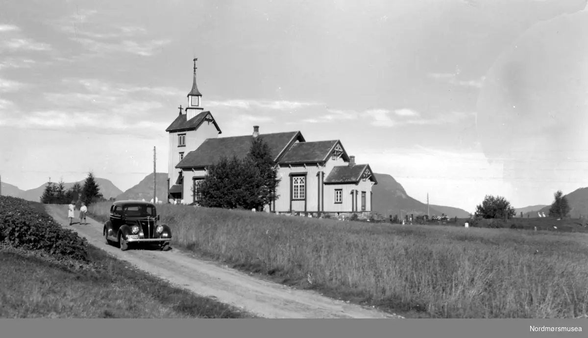 Fra Nordmøre Museum si fotosamling.
 - Dette er Valsøyfjord kirke ofte omtalt som Otnes kirke og er en enskipet hallkirke (langkirke) fra 1863. Den ligger på Otnes i Halsa kommune og er kirke i Valsøyfjord sokn. Kirken er bygd av tre og har 300 sitteplasser. <a href="http://valsoyfjordkirke.kirkenorge.no/?album_id=8414">http://valsoyfjordkirke.kirkenorge.no/?album_id=8414</a>. (Informant: Ronny Bolgen.)



