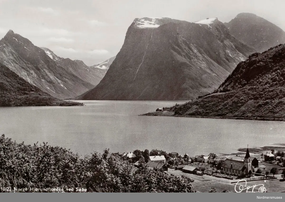 Postkort ";10/22"; med motiv fra Hjørundfjorden ved Sæbø og Norangsfjorden med Slogjen (Slogen) og Stålberget, i Geiranger, Ørsta kommune. Utgitt av Eberh. B. Oppi A/S. Fra Nordmøre Museums fotosamlinger.
