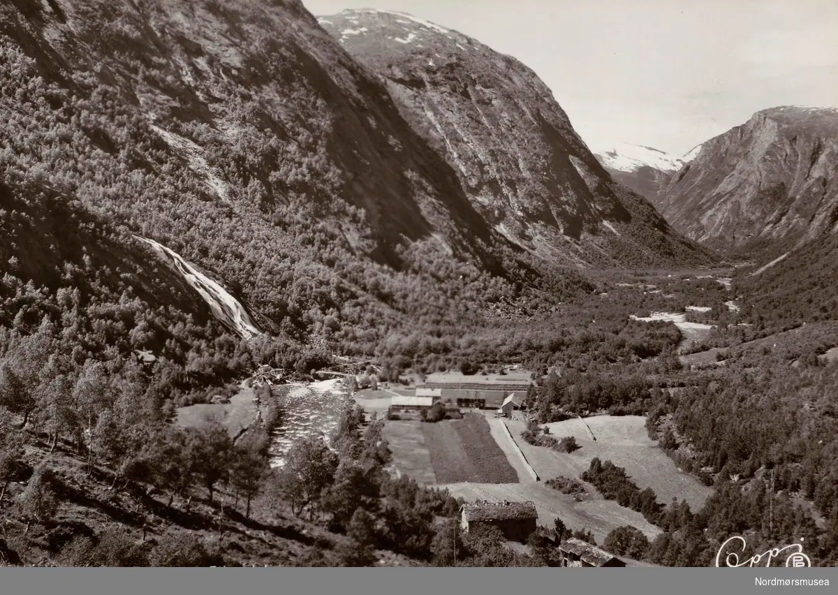 Postkort ";10/69"; med motiv fra en av gårdene på Finnset i Eikesdalen, Nesset kommune. Utgitt av Eberh. B. Oppi A/S, muligens i 1971. Fra Nordmøre Museums fotosamlinger. /Reg:EFR2013/



